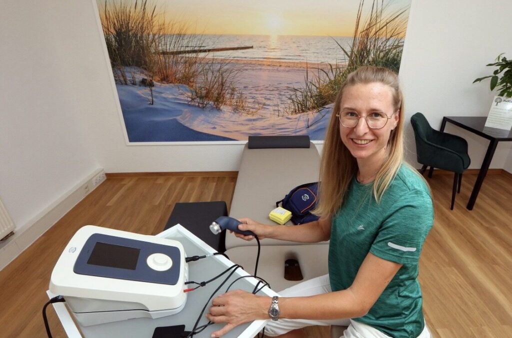 Ina Irmler bei der Elektrotherapie im Behandlungsraum