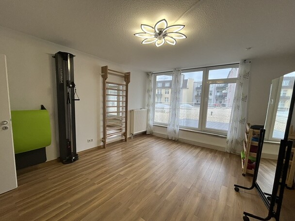 Turnraum mit Sprossenwand, Seilzug und Spiegel